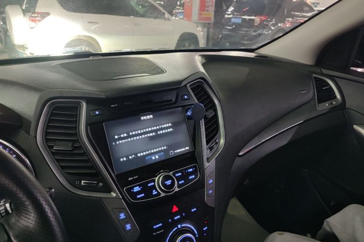 Used Hyundai Santa Fe 2015 2.4L Automatic Two-Wheel Drive Smart Version 5 Seats Center Console