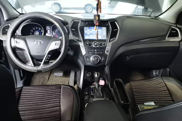 Used Hyundai Santa Fe 2015 2.0T Automatic Two-Wheel Drive Smart Version 5 Seats Center Console