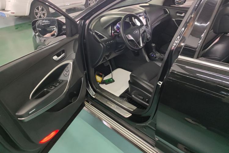 Used Hyundai Santa Fe 2015 2.4L Automatic Two-Wheel Drive Smart Version 5 Seats Driver Seat