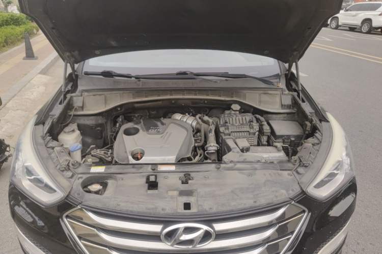 Used Hyundai Santa Fe 2015 2.0T Automatic Two-Wheel Drive Smart Version 5 Seats Engine Bay