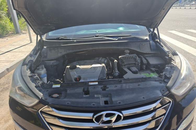 Used Hyundai Santa Fe 2015 2.0T Automatic Two-Wheel Drive Smart Version 5 Seats Engine Bay