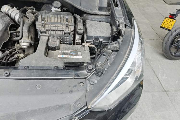 Used Hyundai Santa Fe 2015 2.0T Automatic Two-Wheel Drive Smart Version 5 Seats Engine Bay Left