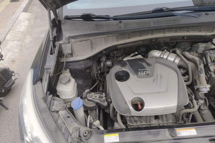 Used Hyundai Santa Fe 2015 2.0T Automatic Two-Wheel Drive Smart Version 5 Seats Engine Bay Right