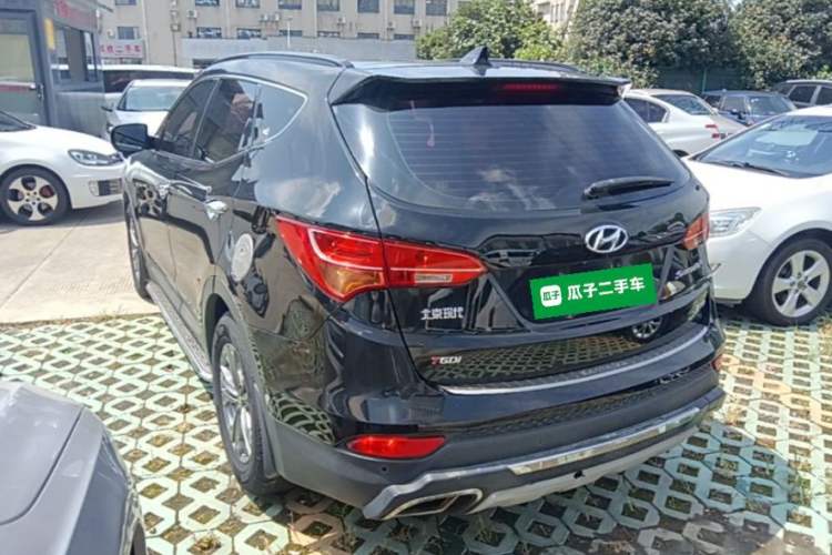 Used Hyundai Santa Fe 2015 2.0T Automatic All-Wheel Drive Smart Version 5 Seats Exterior 2