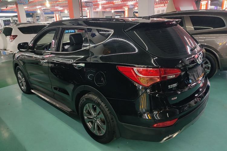 Used Hyundai Santa Fe 2015 2.4L Automatic Two-Wheel Drive Smart Version 5 Seats Exterior 2