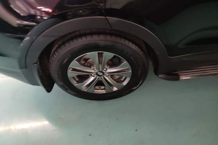 Used Hyundai Santa Fe 2015 2.4L Automatic Two-Wheel Drive Smart Version 5 Seats Exterior 5