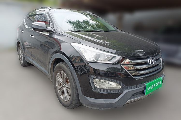Used Hyundai Santa Fe 2015 2.4L Automatic Two-Wheel Drive Smart Version 5 Seats Front Right 45 Deg