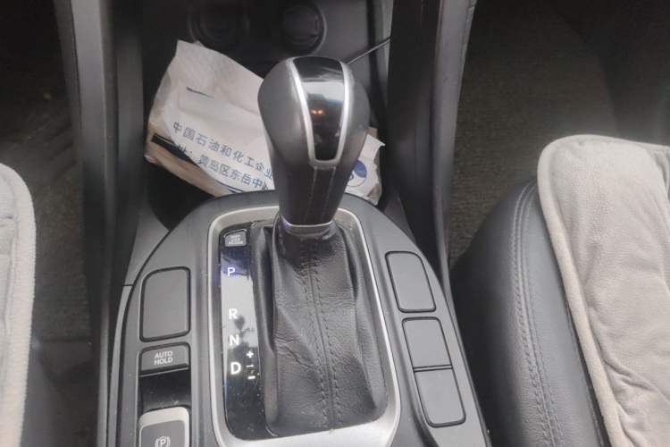 Used Hyundai Santa Fe 2015 2.0T Automatic Two-Wheel Drive Smart Version 5 Seats Gear Lever