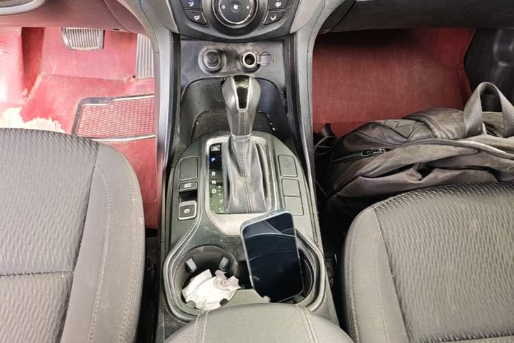 Used Hyundai Santa Fe 2015 2.4L Automatic Two-Wheel Drive Comfort Edition 5 Seats Gear Lever