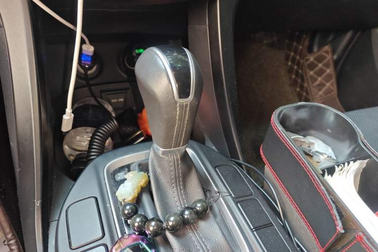 Used Hyundai Santa Fe 2015 2.0T Automatic 4x4 Smart 7-Seater Gear Lever