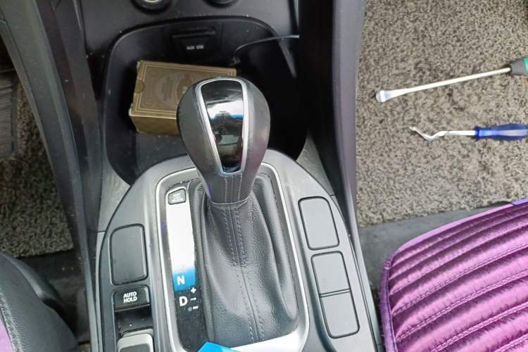Used Hyundai Santa Fe 2015 2.4L Automatic Two-Wheel Drive Smart Version 5 Seats Gear Lever
