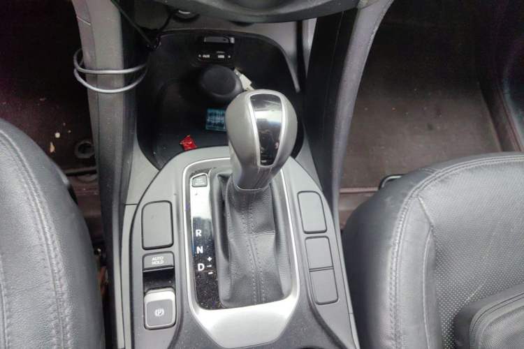 Used Hyundai Santa Fe 2015 2.0T Automatic 4x4 Smart 7-Seater Gear Lever
