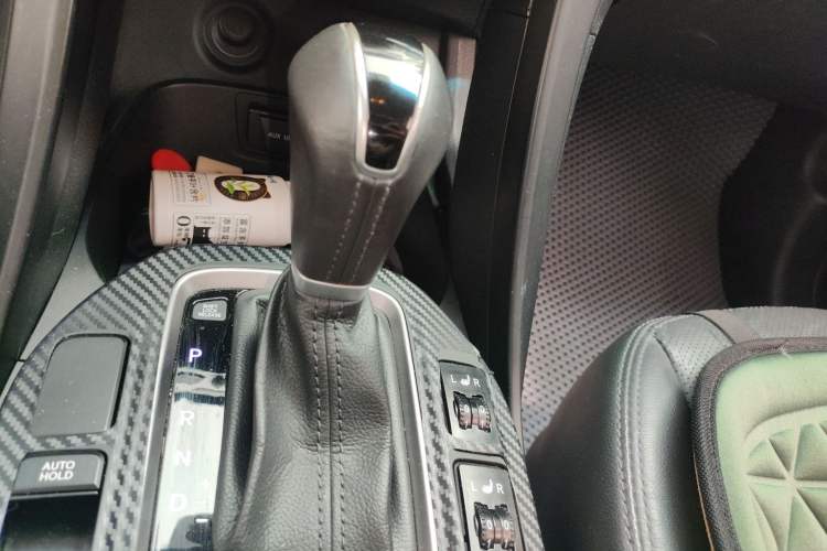 Used Hyundai Santa Fe 2015 2.0T Automatic 4x4 Smart 7-Seater Gear Lever