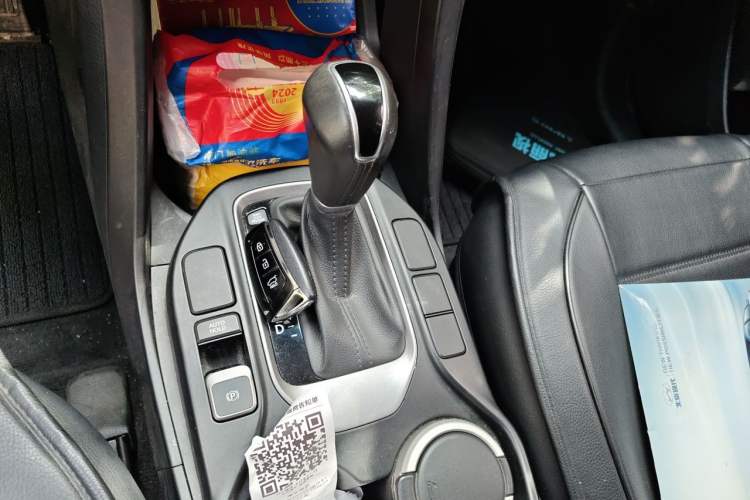 Used Hyundai Santa Fe 2015 2.0T Automatic 4x4 Smart 7-Seater Gear Lever