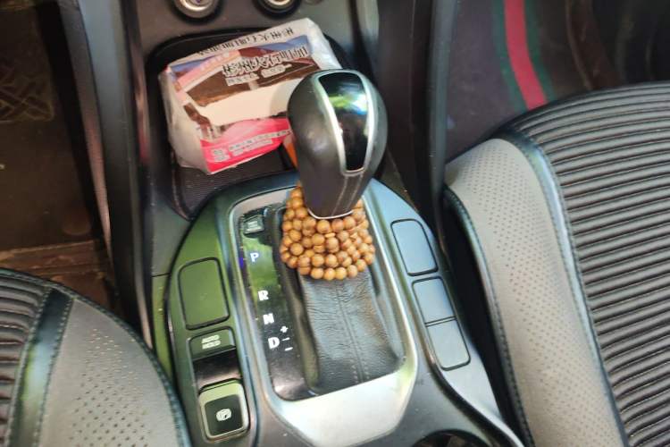 Used Hyundai Santa Fe 2015 2.0T Automatic 4x4 Smart 7-Seater Gear Lever