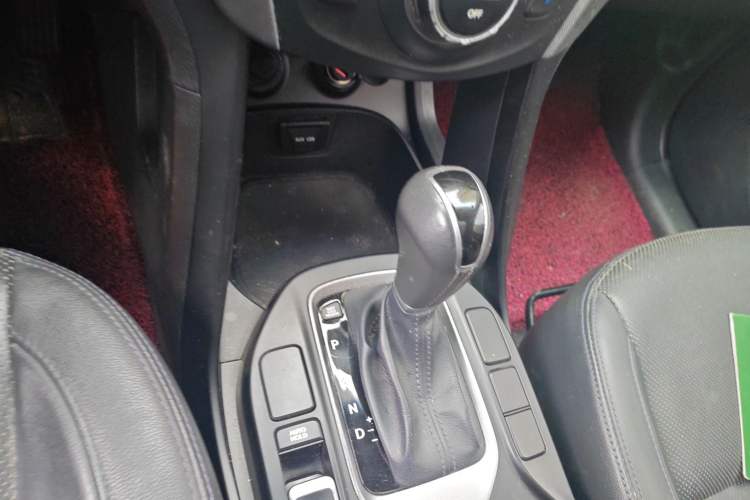 Used Hyundai Santa Fe 2015 2.0T Automatic Two-Wheel Drive Smart Version 5 Seats Gear Lever