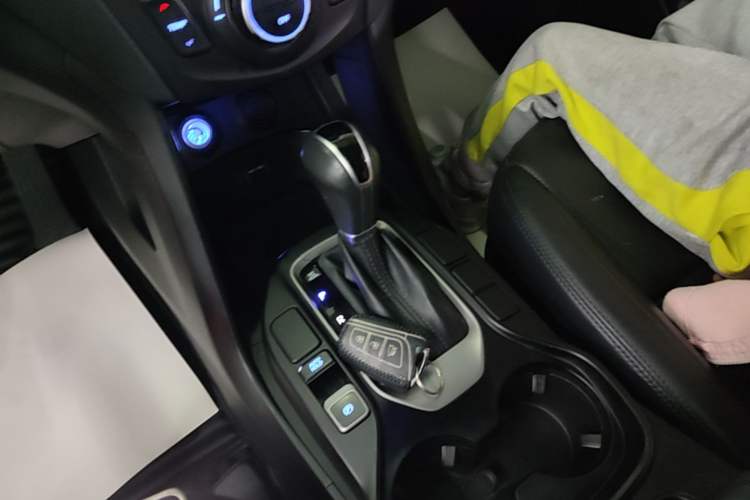Used Hyundai Santa Fe 2015 2.4L Automatic Two-Wheel Drive Smart Version 5 Seats Gear Lever