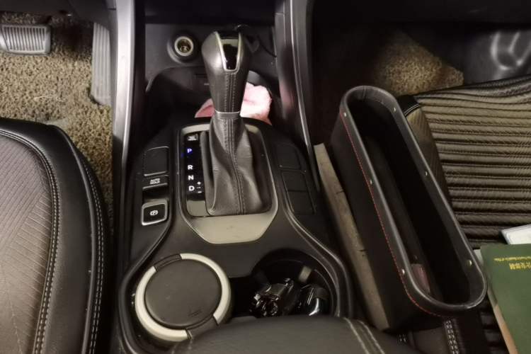 Used Hyundai Santa Fe 2015 2.0T Automatic Two-Wheel Drive Smart Version 5 Seats Gear Lever