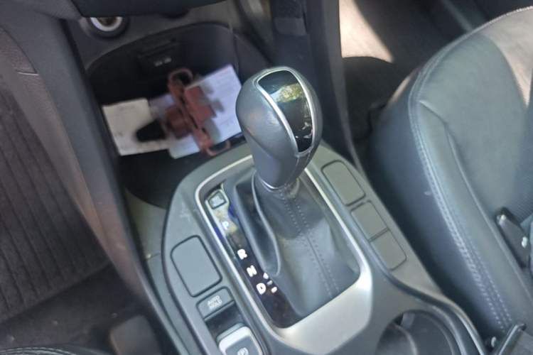 Used Hyundai Santa Fe 2015 2.0T Automatic Two-Wheel Drive Smart Version 5 Seats Gear Lever