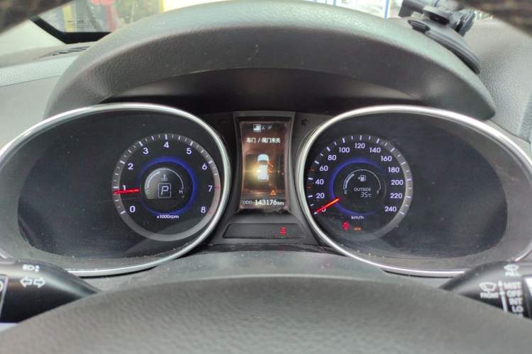 Used Hyundai Santa Fe 2015 2.4L Automatic Two-Wheel Drive Smart Version 5 Seats Instrument Cluster