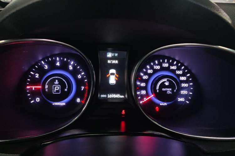 Used Hyundai Santa Fe 2015 2.4L Automatic Two-Wheel Drive Smart Version 5 Seats Instrument Cluster