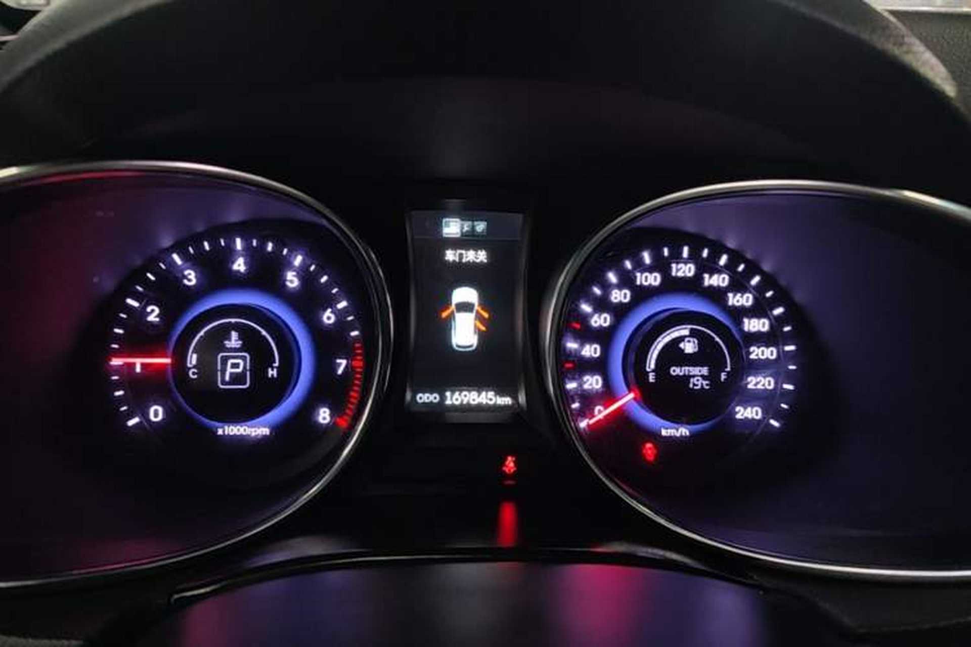 Used Hyundai Santa Fe 2015 2.4L Automatic Two-Wheel Drive Smart Version 5 Seats Instrument Cluster
