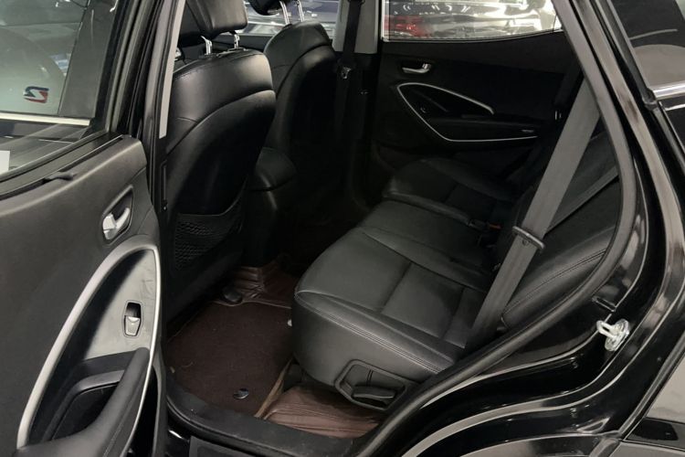 Used Hyundai Santa Fe 2015 2.0T Automatic Two-Wheel Drive Smart Version 5 Seats Interior 1