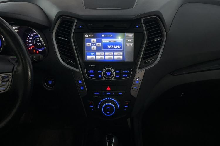 Used Hyundai Santa Fe 2015 2.0T Automatic Two-Wheel Drive Smart Version 5 Seats Interior 10