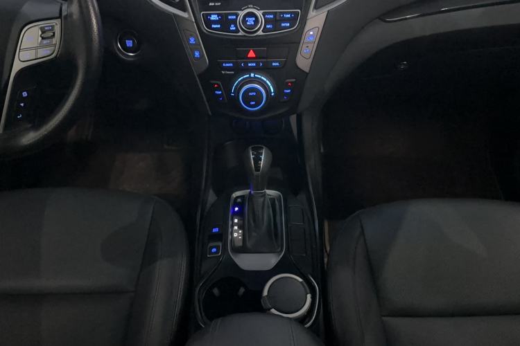 Used Hyundai Santa Fe 2015 2.0T Automatic Two-Wheel Drive Smart Version 5 Seats Interior 11