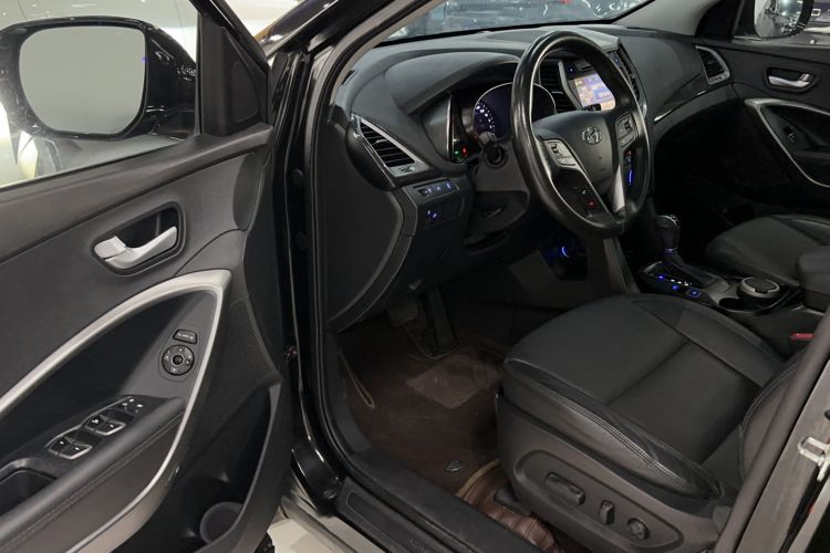 Used Hyundai Santa Fe 2015 2.0T Automatic Two-Wheel Drive Smart Version 5 Seats Interior 2