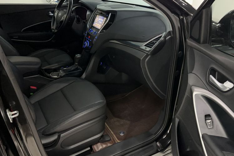 Used Hyundai Santa Fe 2015 2.0T Automatic Two-Wheel Drive Smart Version 5 Seats Interior 6