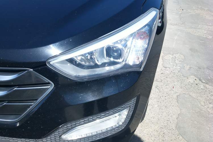 Used Hyundai Santa Fe 2015 2.0T Automatic All-Wheel Drive Smart Version 5 Seats Left Front Headlight