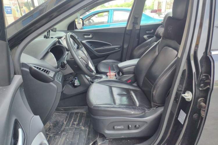 Used Hyundai Santa Fe 2015 2.4L Automatic Two-Wheel Drive Smart Version 5 Seats Left Front Seat
