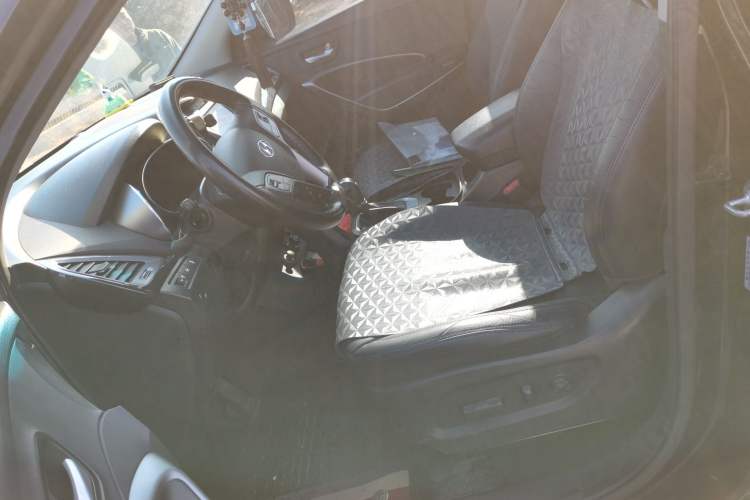 Used Hyundai Santa Fe 2015 2.0T Automatic Two-Wheel Drive Smart Version 5 Seats Left Front Seat