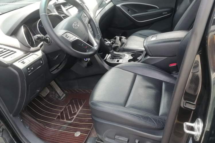 Used Hyundai Santa Fe 2015 2.0T Automatic All-Wheel Drive Smart Version 5 Seats Left Front Seat