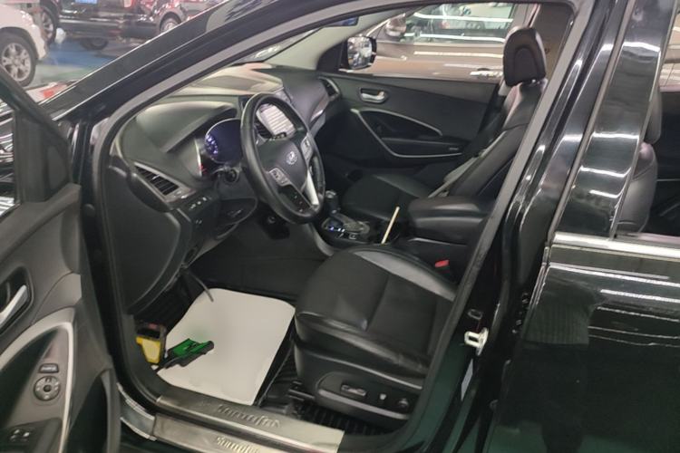 Used Hyundai Santa Fe 2015 2.4L Automatic Two-Wheel Drive Smart Version 5 Seats Left Front Seat