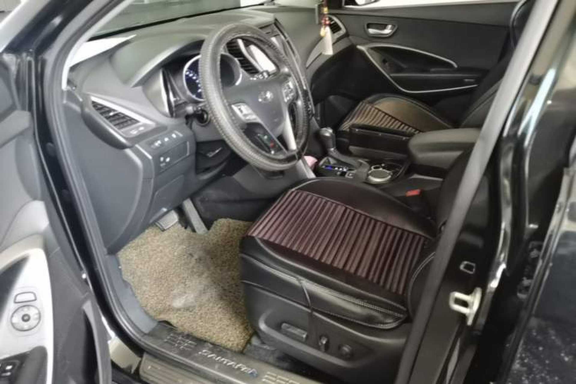 Used Hyundai Santa Fe 2015 2.0T Automatic Two-Wheel Drive Smart Version 5 Seats Left Front Seat