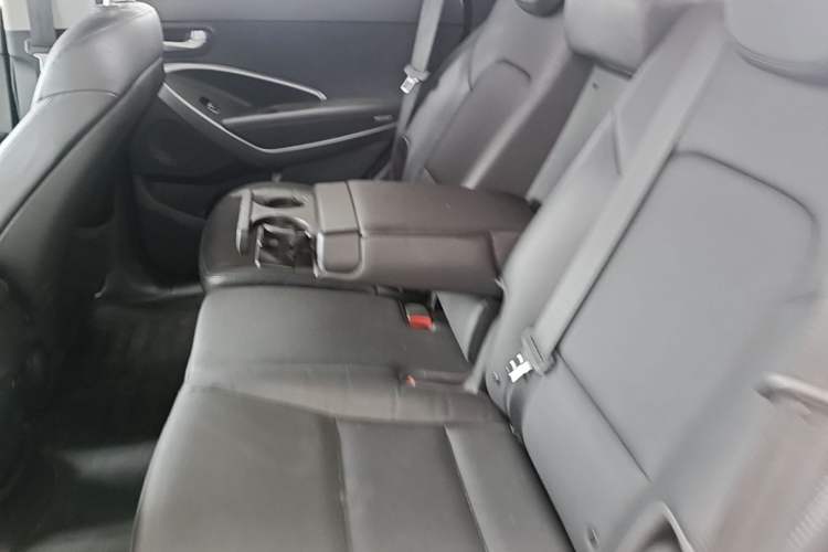 Used Hyundai Santa Fe 2015 2.0T Automatic Two-Wheel Drive Smart Version 5 Seats Left Rear Seat