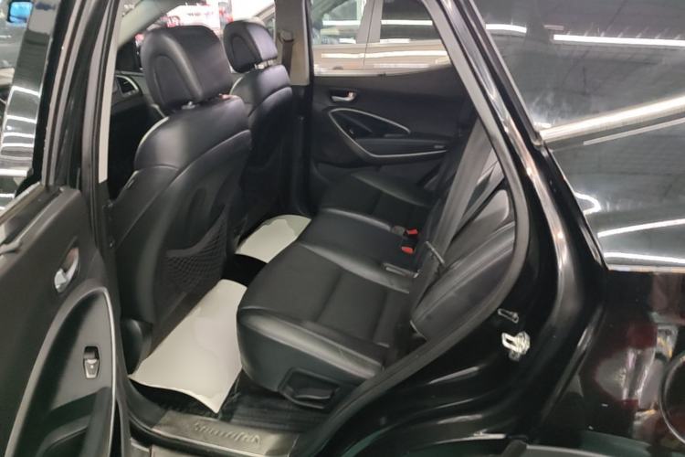Used Hyundai Santa Fe 2015 2.4L Automatic Two-Wheel Drive Smart Version 5 Seats Left Rear Seat