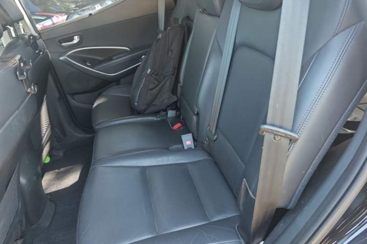 Used Hyundai Santa Fe 2015 2.0T Automatic Two-Wheel Drive Smart Version 5 Seats Left Rear Seat