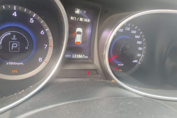 Used Hyundai Santa Fe 2015 2.0T Automatic All-Wheel Drive Smart Version 5 Seats Odometer Close Up