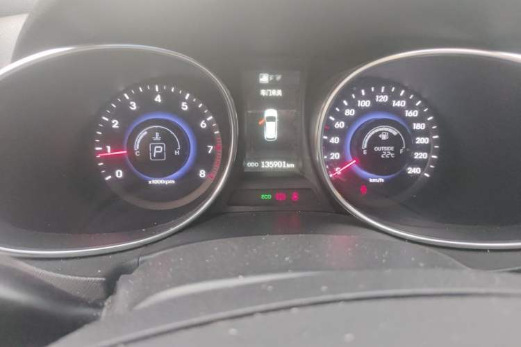Used Hyundai Santa Fe 2015 2.0T Automatic Two-Wheel Drive Smart Version 5 Seats Odometer Close Up
