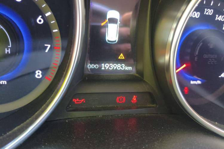 Used Hyundai Santa Fe 2015 2.0T Automatic 4x4 Smart 7-Seater Odometer Close Up