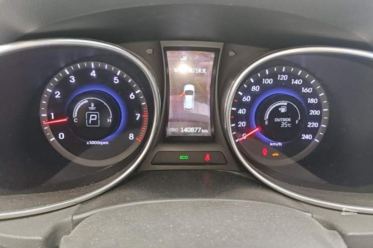 Used Hyundai Santa Fe 2015 2.0T Automatic Two-Wheel Drive Smart Version 5 Seats Odometer Close Up