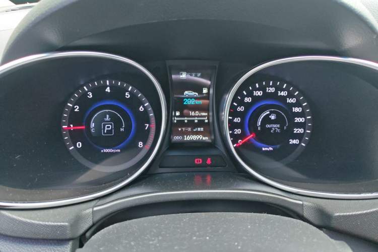 Used Hyundai Santa Fe 2015 2.0T Automatic 4x4 Top-Grade 7-Seater Odometer Close Up