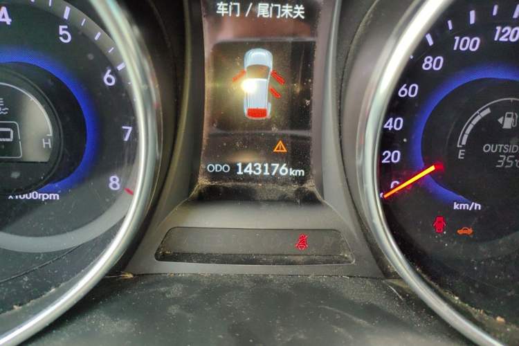 Used Hyundai Santa Fe 2015 2.4L Automatic Two-Wheel Drive Smart Version 5 Seats Odometer Close Up