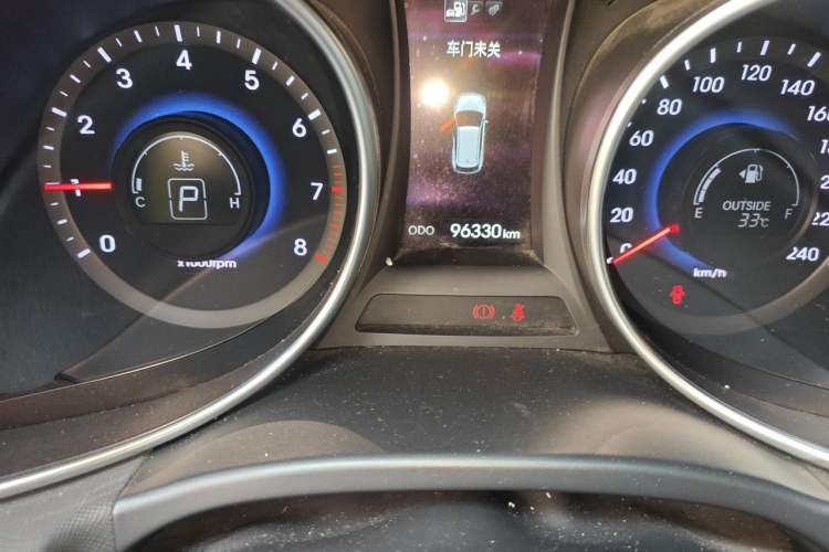 Used Hyundai Santa Fe 2015 2.0T Automatic 4x4 Smart 7-Seater Odometer Close Up