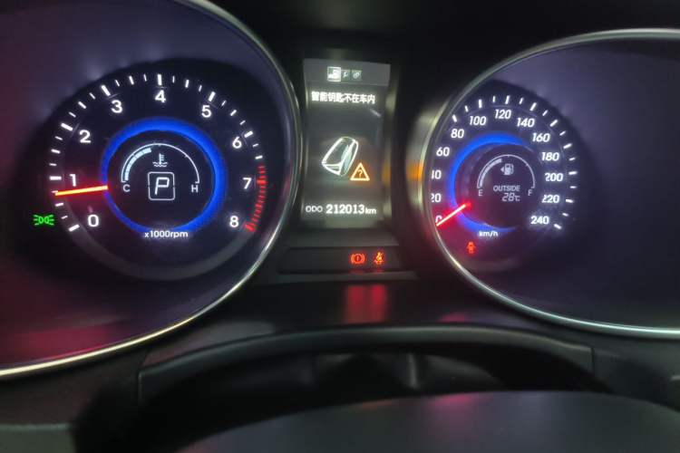 Used Hyundai Santa Fe 2015 2.0T Automatic 4x4 Smart 7-Seater Odometer Close Up