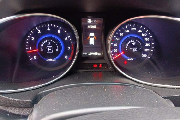 Used Hyundai Santa Fe 2015 2.0T Automatic Two-Wheel Drive Smart Version 5 Seats Odometer Close Up