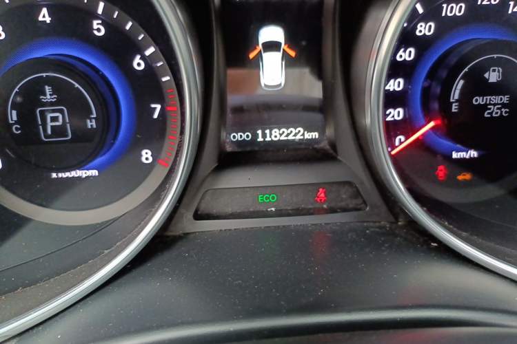 Used Hyundai Santa Fe 2015 2.4L Automatic Two-Wheel Drive Smart Version 5 Seats Odometer Close Up